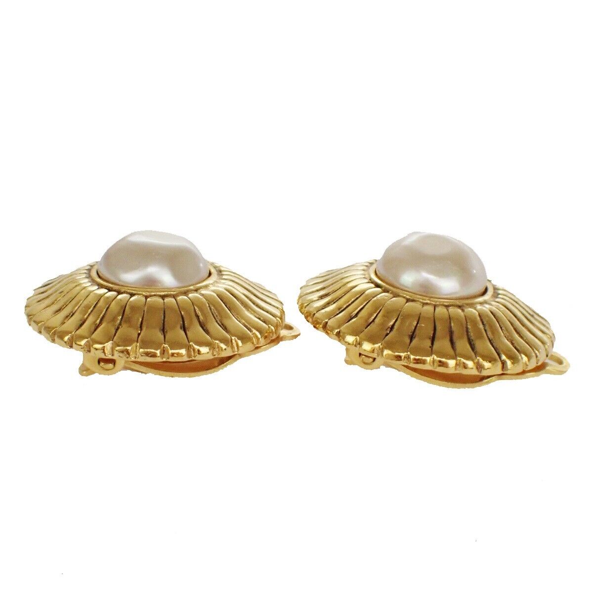 CHANEL CC Logo Imitation pearl Round Button Earrings Clip-On GHW Vintage 68YE014