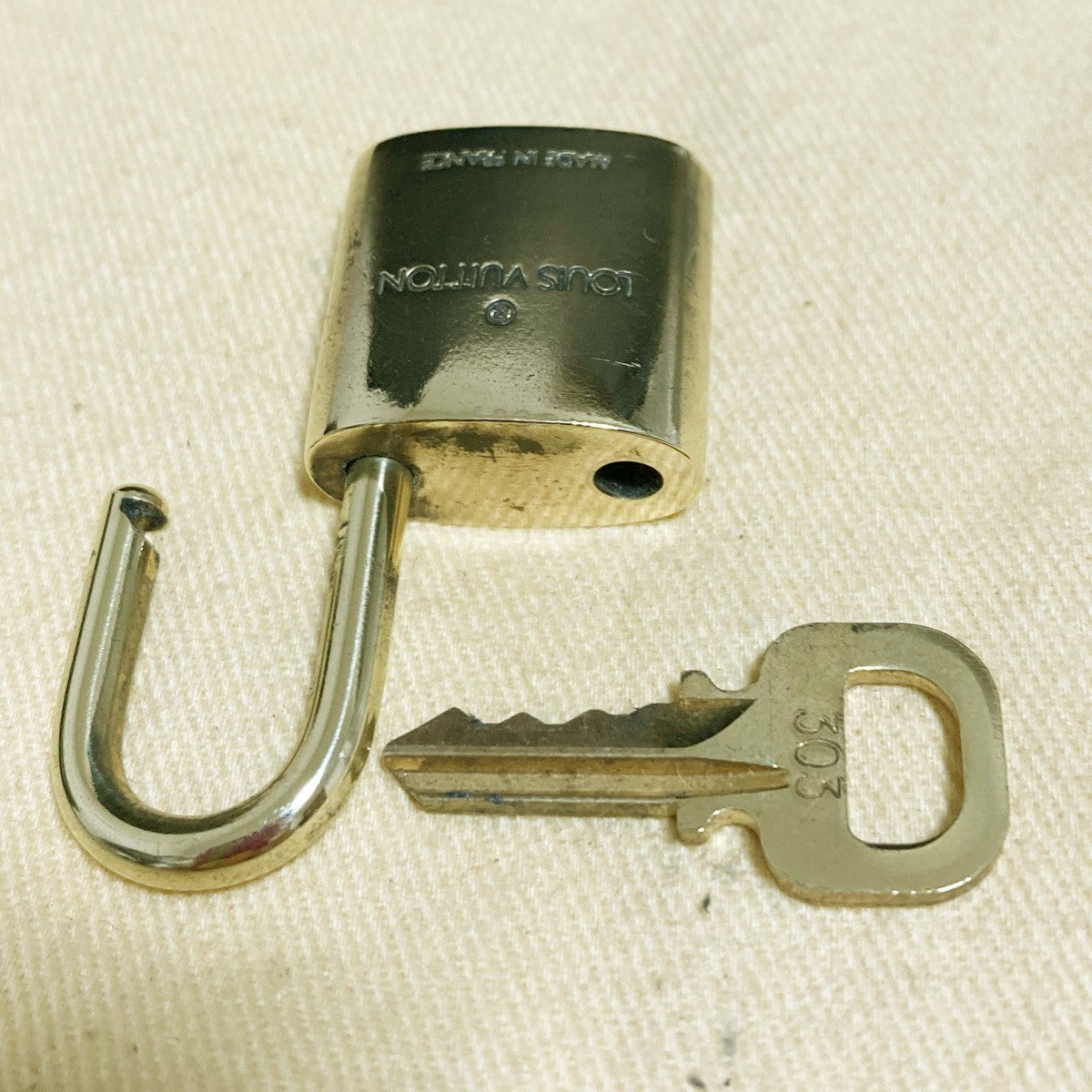LOUIS VUITTON LV 10 SET PADLOCK KEY CHARM CADENA GOLD-PLATED FRANCE 06PDA287