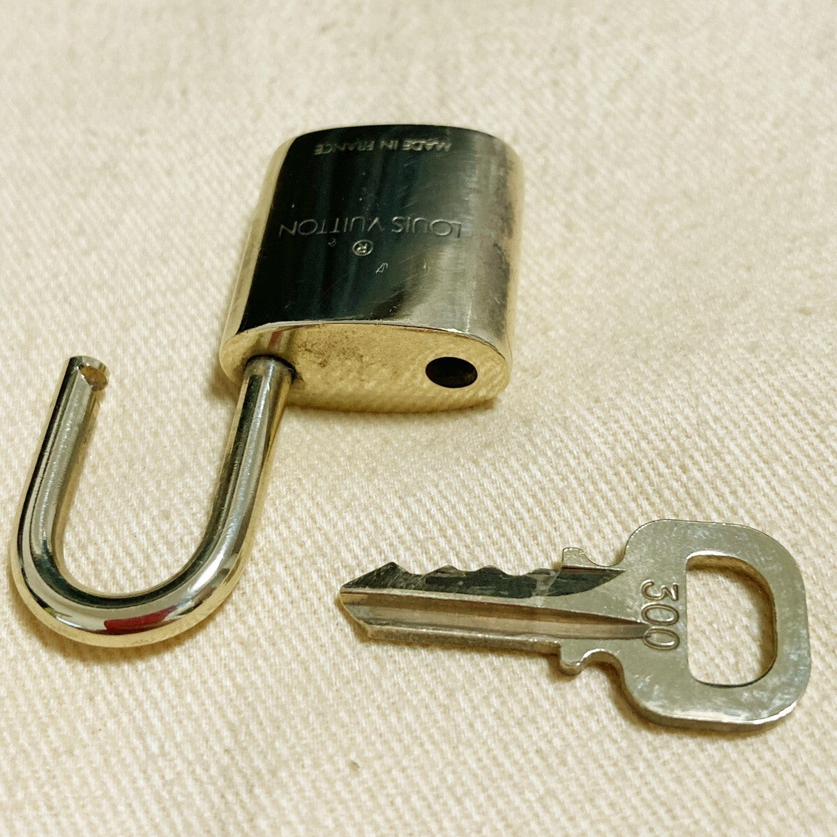LOUIS VUITTON LV 10 SET PADLOCK KEY CHARM CADENA GOLD-PLATED FRANCE 31PDA140