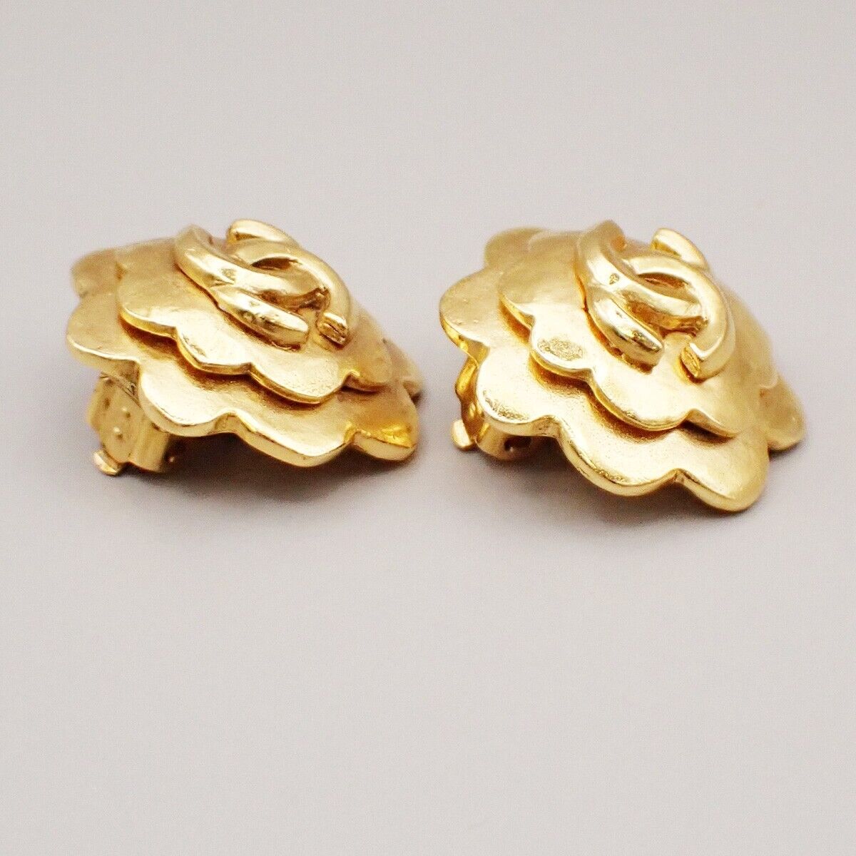 CHANEL CC Logo Flower Button Earrings 96P Clip-On Gold France Vintage 34RK708