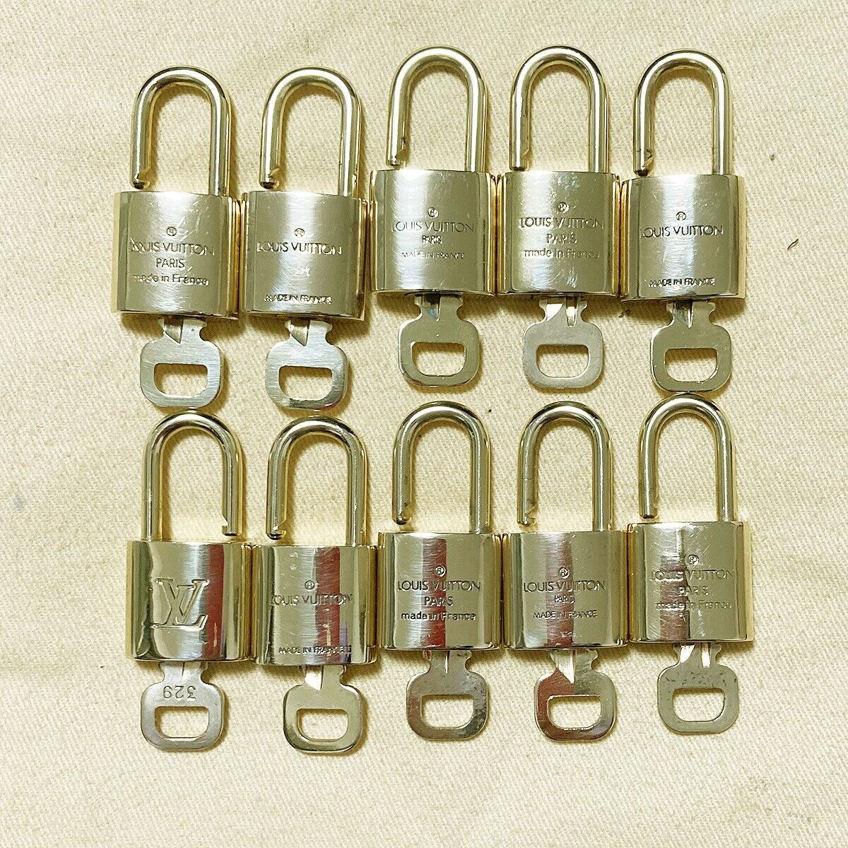 AUTHENTIC LOUIS VUITTON LV 10 SET PADLOCK KEY CHARM CADENA GOLD FRANCE 37PDA117