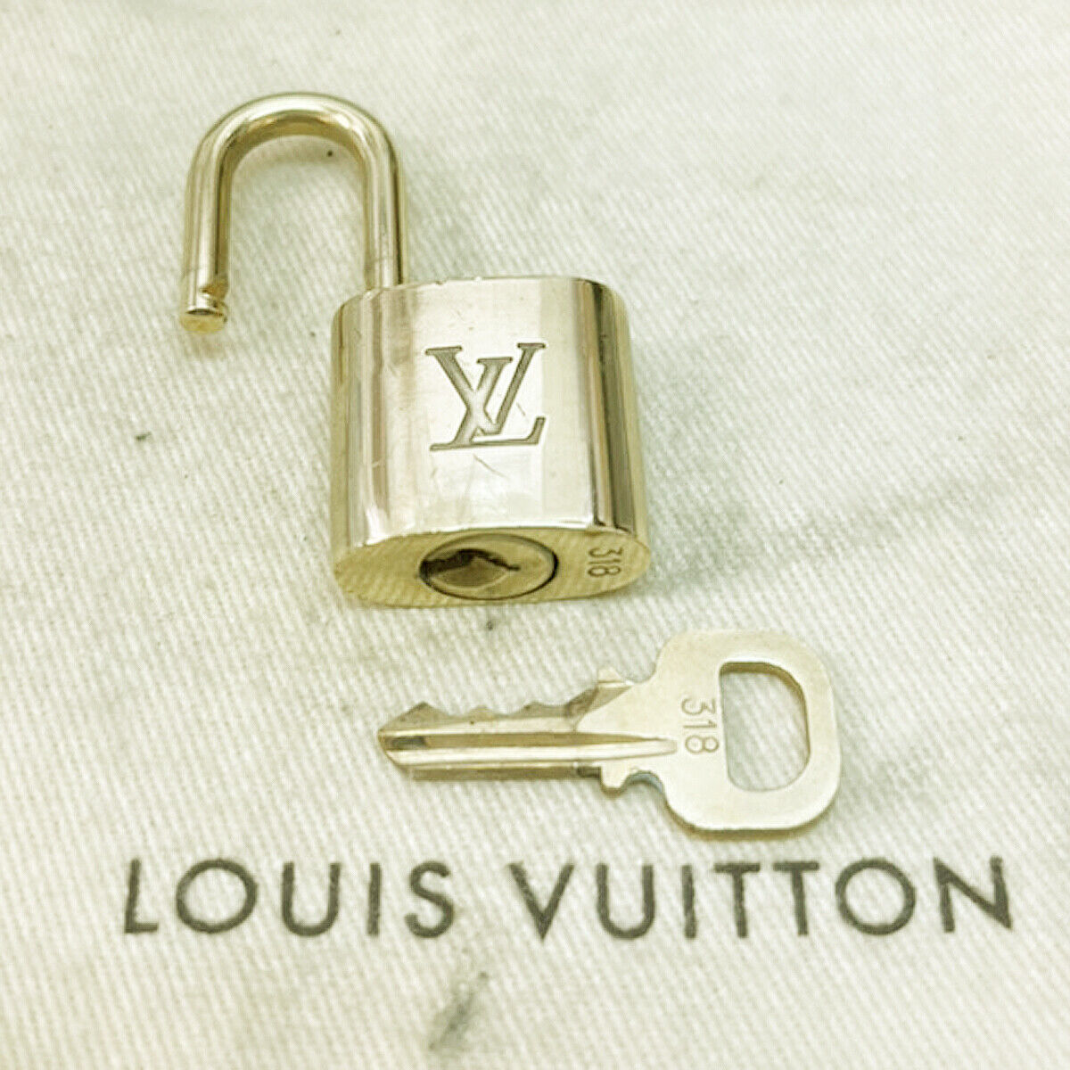 LOUIS VUITTON LV 10 SET PADLOCK KEY CHARM CADENA GOLD-PLATED FRANCE 35JF459