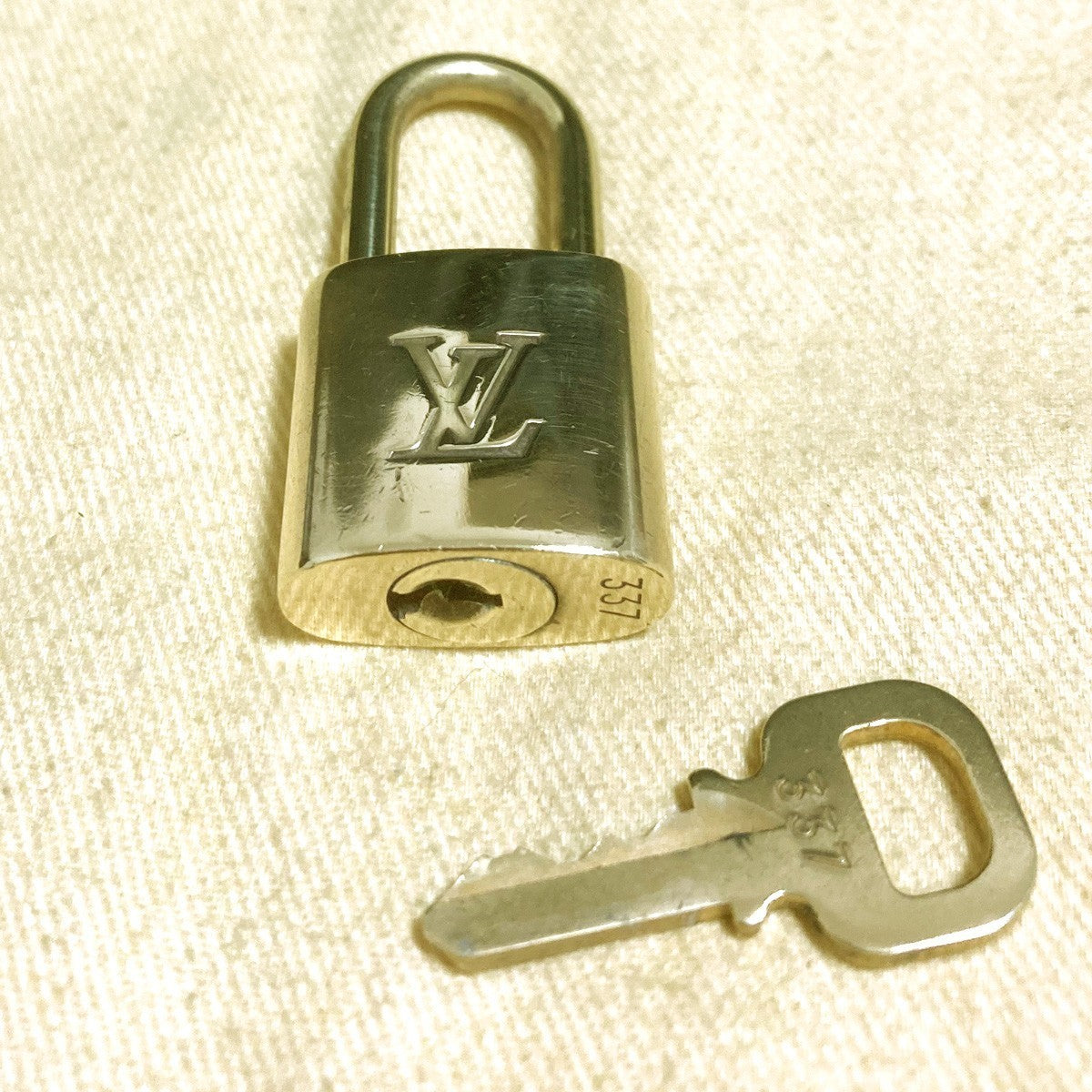 LOUIS VUITTON LV 10 SET PADLOCK KEY CHARM CADENA GOLD-PLATED FRANCE 39PDA311