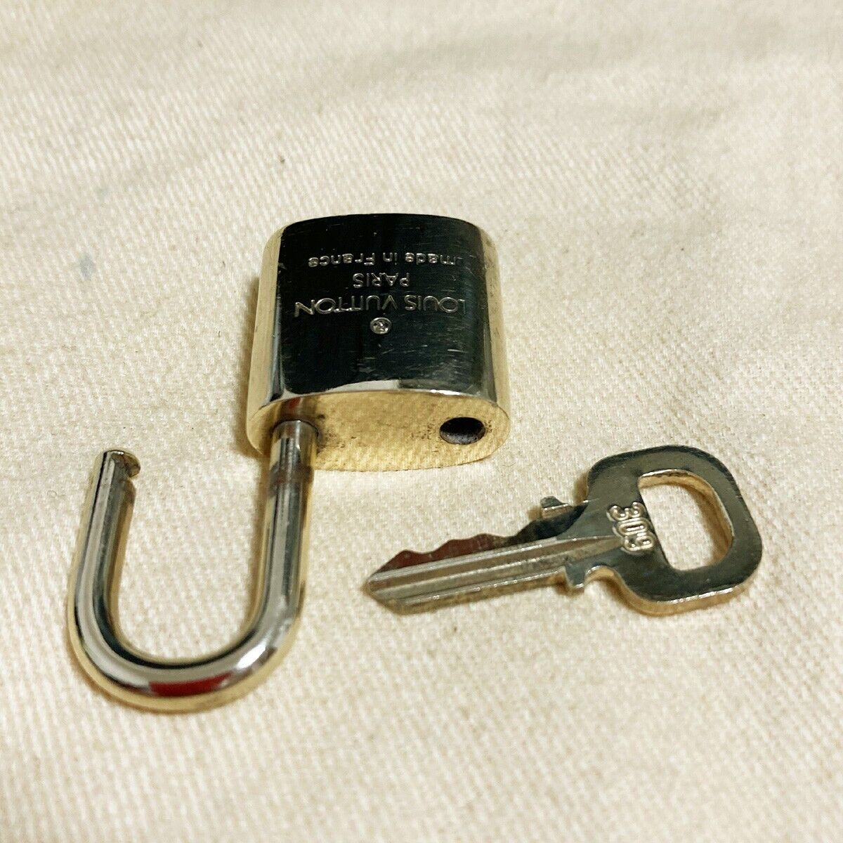 LOUIS VUITTON LV 10 SET PADLOCK KEY CHARM CADENA GOLD-PLATED FRANCE 39PDA162