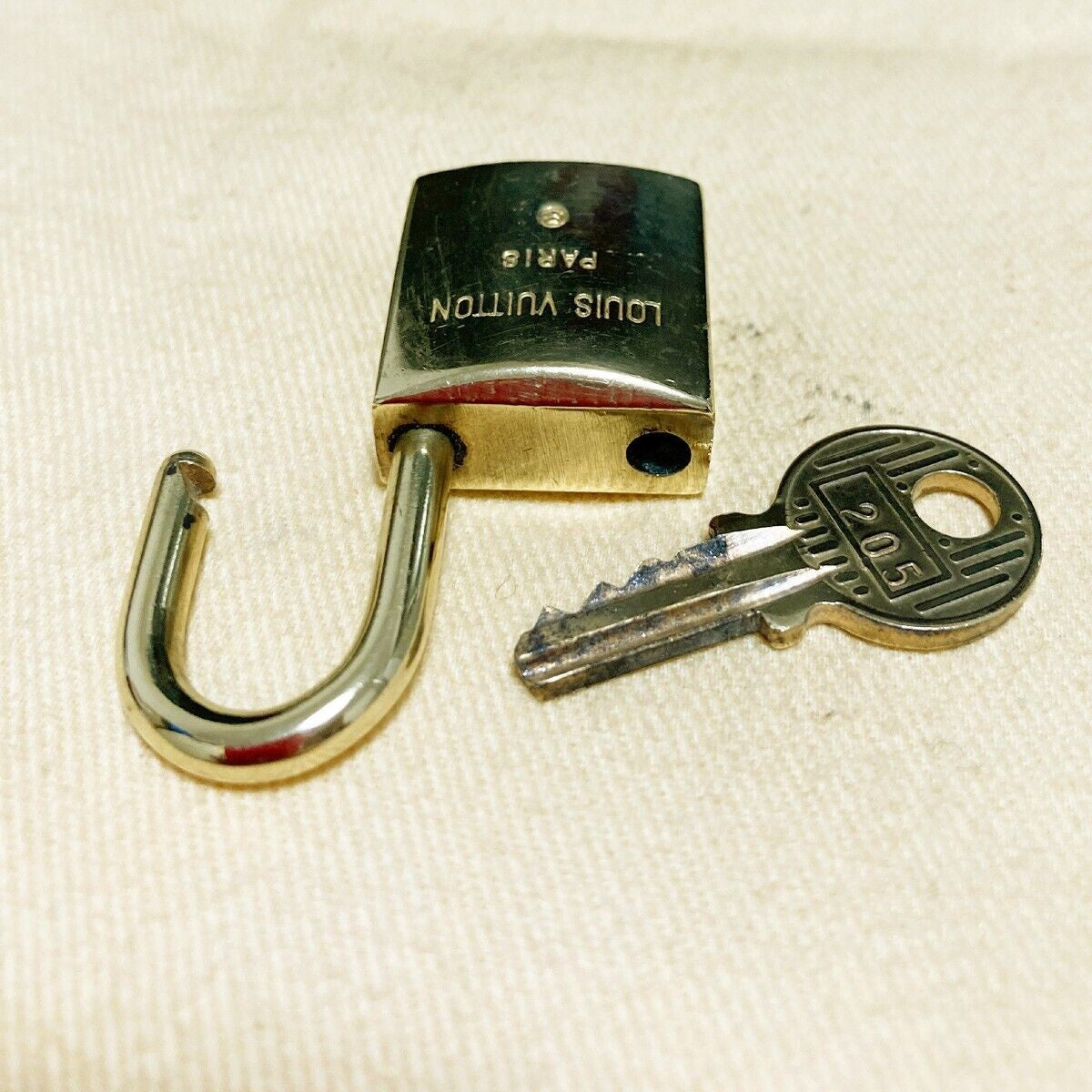 LOUIS VUITTON LV 10 SET PADLOCK KEY BAG CHARM CADENA GOLD PLATED FRANCE 35PDA046