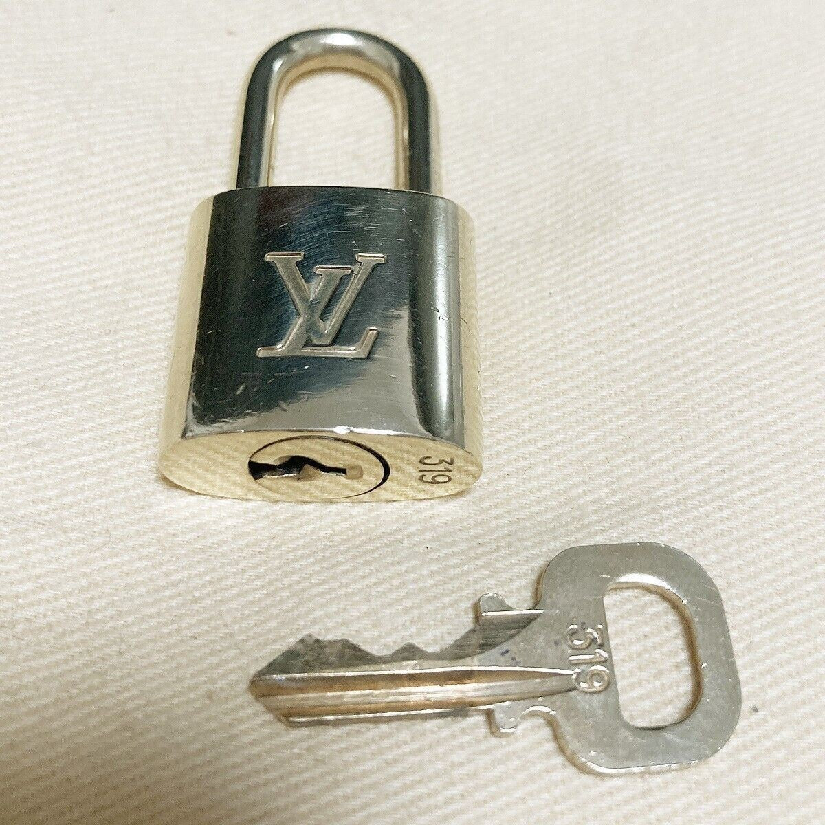 LOUIS VUITTON LV 10 SET PADLOCK KEY BAG CHARM CADENA GOLD PLATED FRANCE 35PDA017
