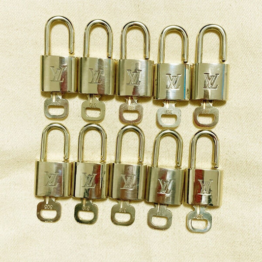 AUTHENTIC LOUIS VUITTON LV 10 SET PADLOCK KEY CHARM CADENA GOLD FRANCE 62PDA138