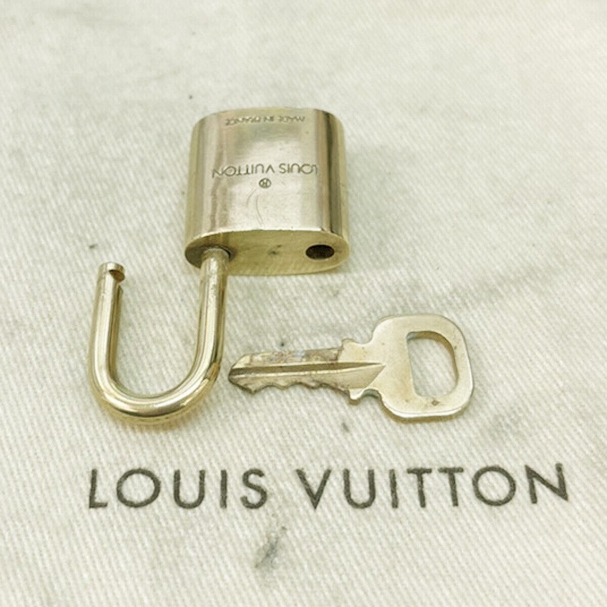 LOUIS VUITTON LV 10 SET PADLOCK KEY CHARM CADENA GOLD-PLATED FRANCE 35JF459