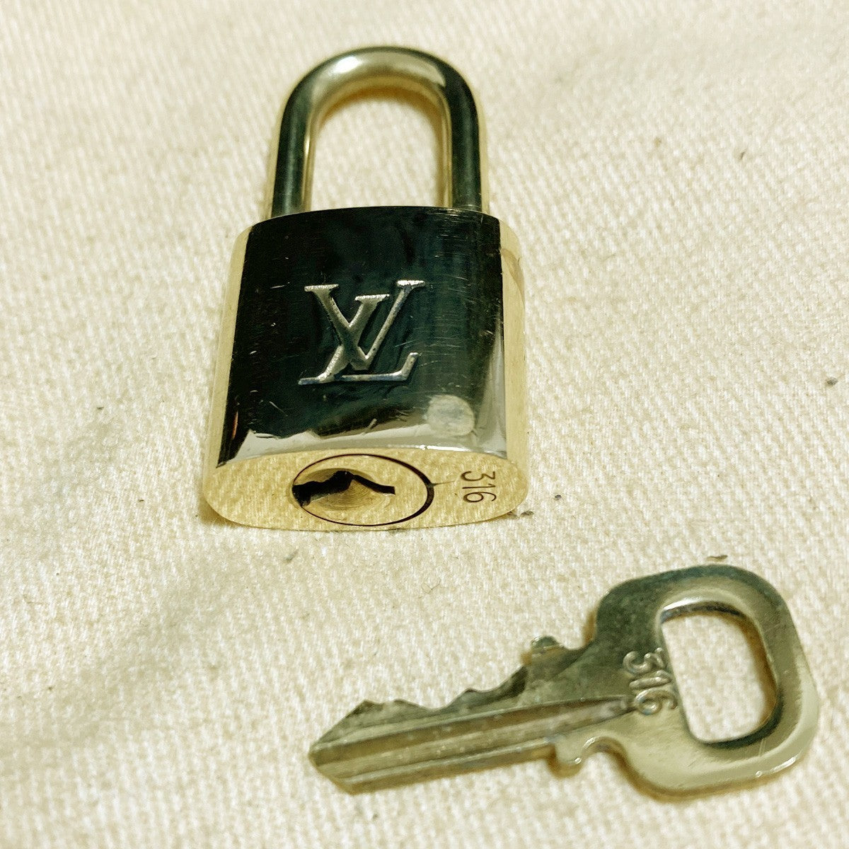 LOUIS VUITTON LV 10 SET PADLOCK KEY CHARM CADENA GOLD-PLATED FRANCE 37PDA246
