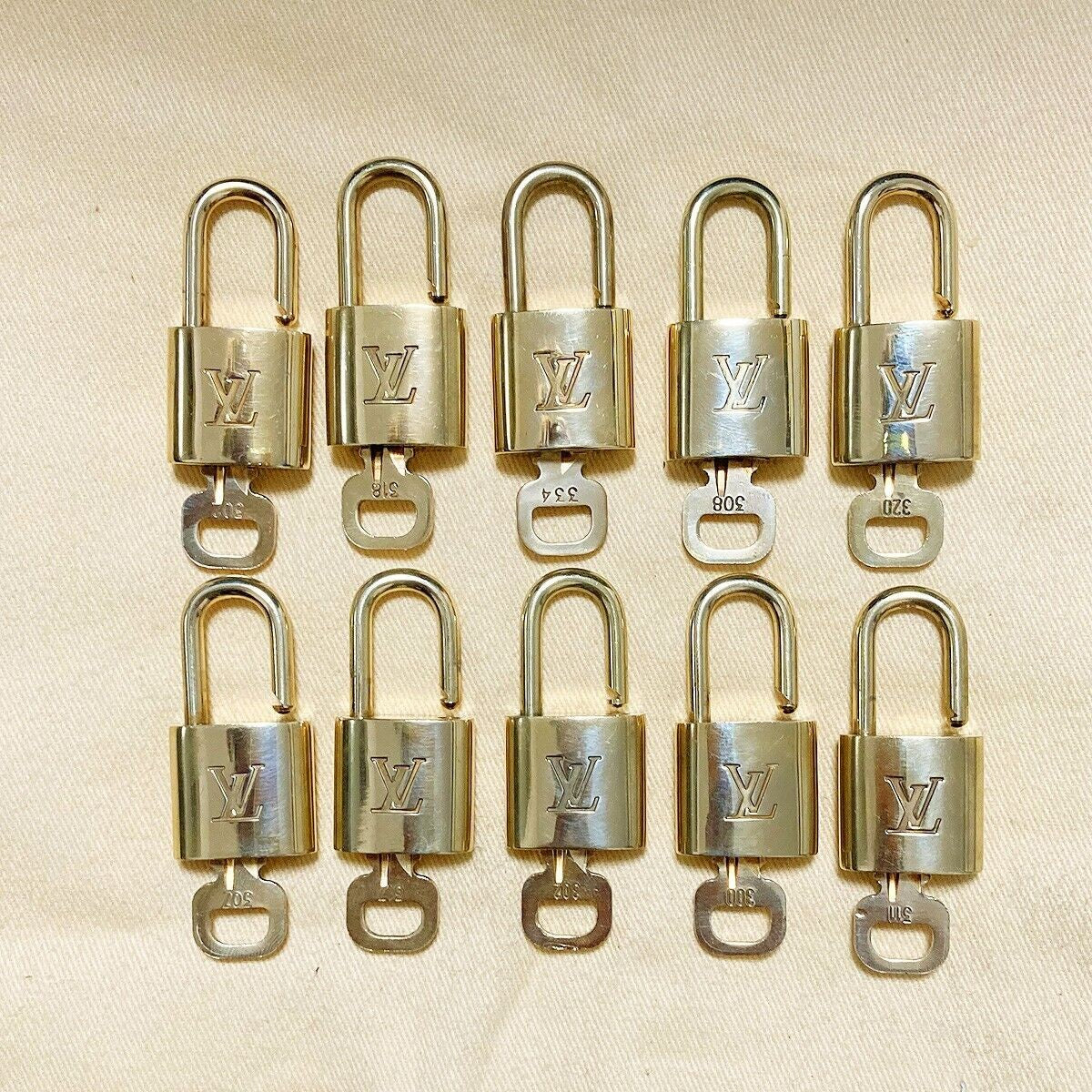 LOUIS VUITTON LV 10 SET PADLOCK KEY BAG CHARM CADENA GOLD PLATED FRANCE 37PDA029
