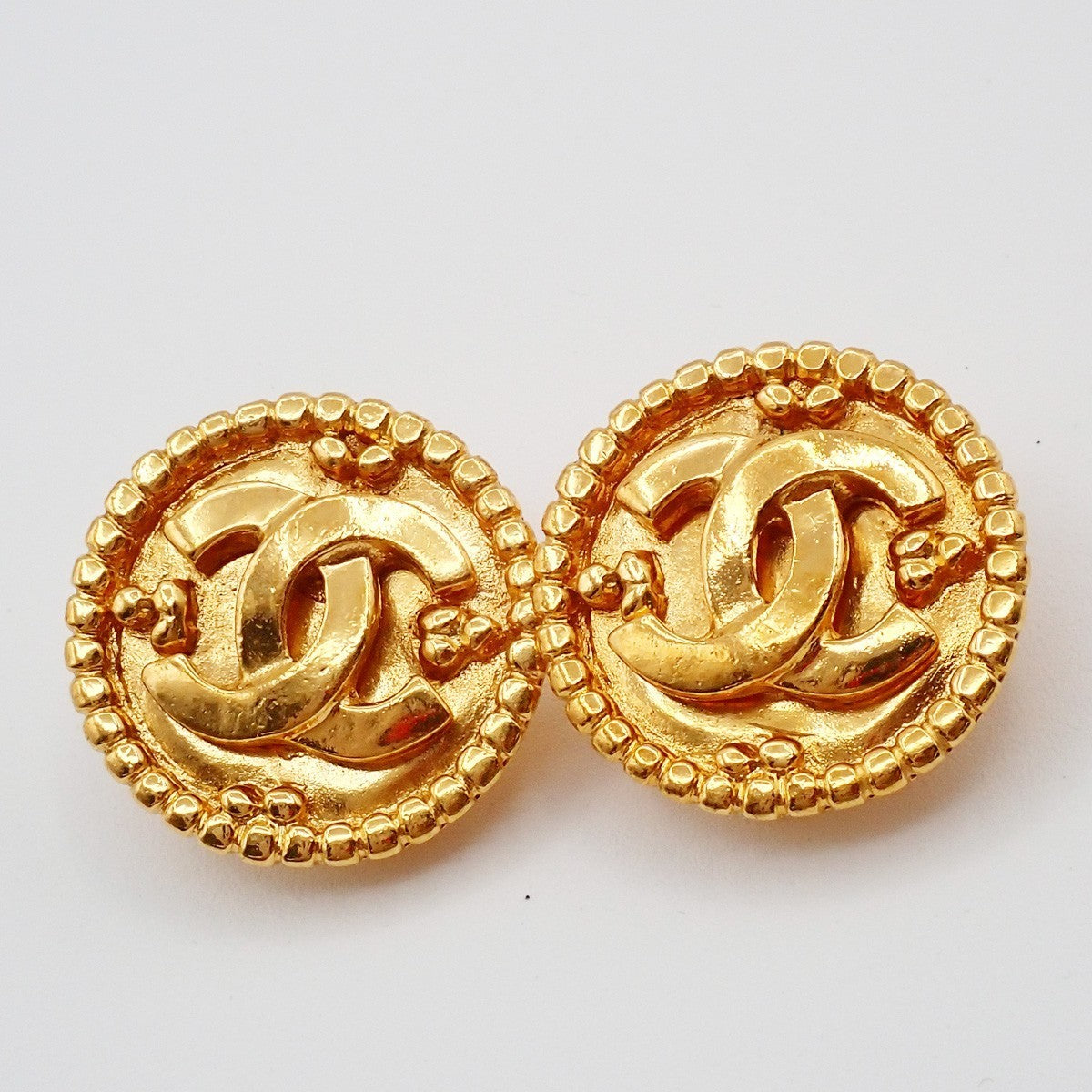 CHANEL CC Logo Round Button Earrings 96A Clip-On Gold France Vintage 80RL495
