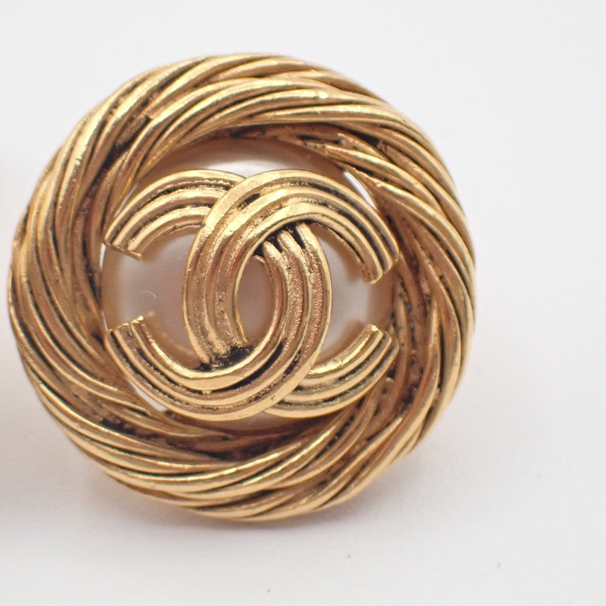 CHANEL CC Imitation pearl Round Button Earrings Clip-On 94A Gold VTG 62RQ024