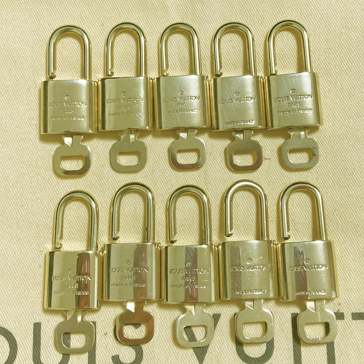 LOUIS VUITTON LV 10 SET PADLOCK KEY CHARM CADENA GOLD-PLATED FRANCE 37PDA273