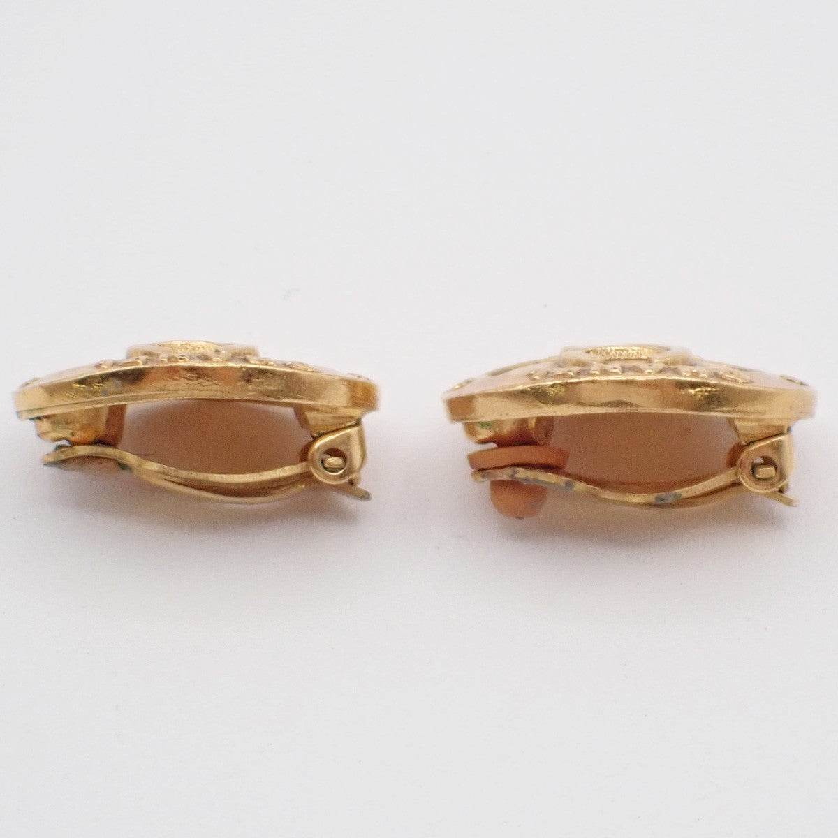 CHANEL CC Logo Oval Button Earrings Clip-On 28 Gold-Plated Vintage 83RF751