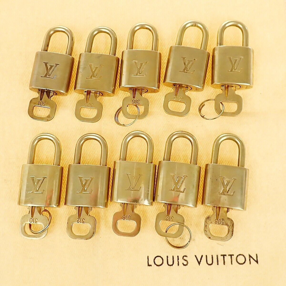 LOUIS VUITTON LV 10 SET PADLOCK KEY BAG CHARM CADENA GOLD PLATED FRANCE 33YE931