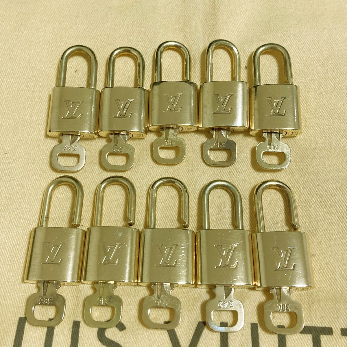 LOUIS VUITTON LV 10 SET PADLOCK KEY CHARM CADENA GOLD-PLATED FRANCE 61PDA306