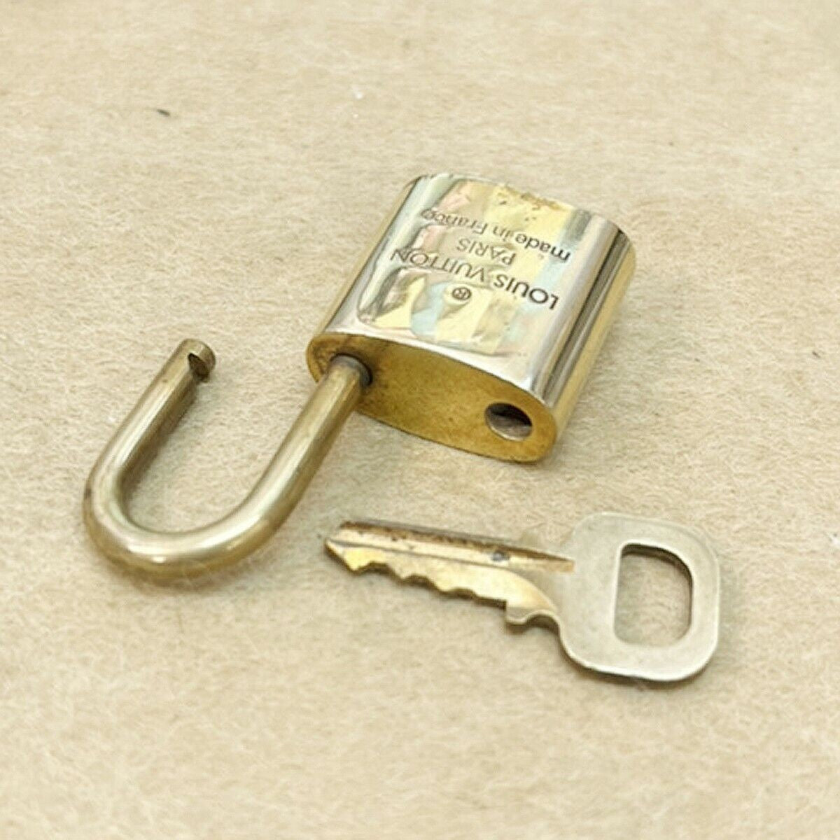 LOUIS VUITTON LV 10 SET PADLOCK KEY BAG CHARM CADENA GOLD PLATED FRANCE 35JF611