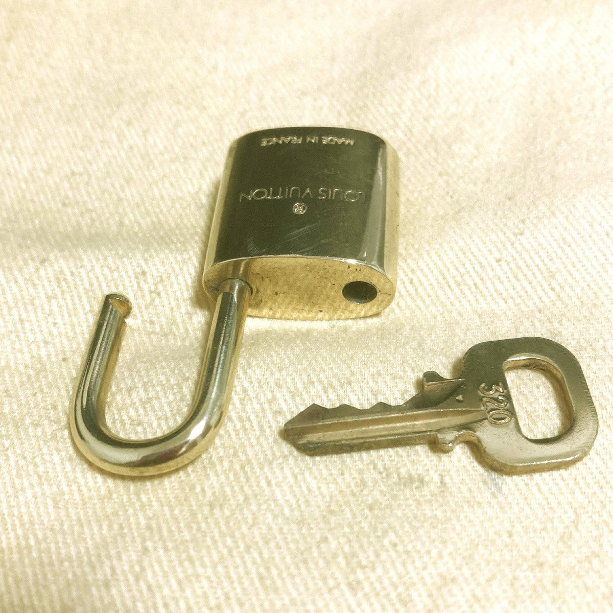 LOUIS VUITTON LV 10 SET PADLOCK KEY CHARM CADENA GOLD-PLATED FRANCE 80PDA309