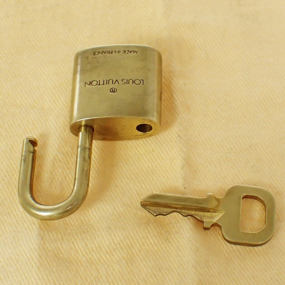 LOUIS VUITTON LV 10 SET PADLOCK KEY BAG CHARM CADENA GOLD PLATED FRANCE 80SH952