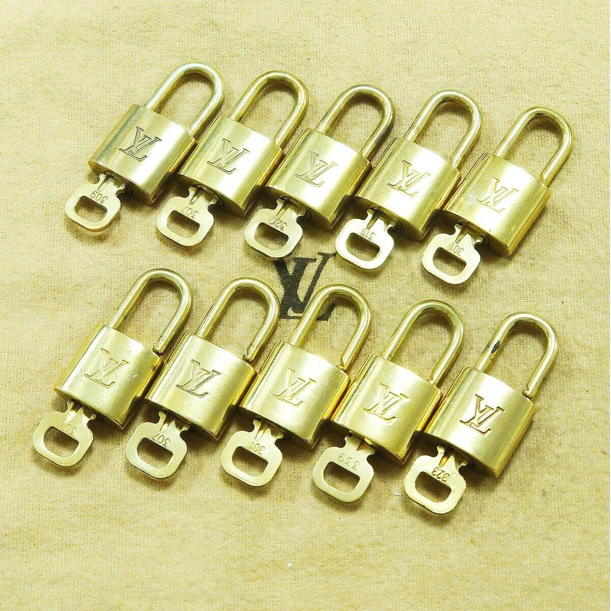 LOUIS VUITTON LV 10 SET PADLOCK KEY BAG CHARM CADENA GOLD PLATED FRANCE 36HA043