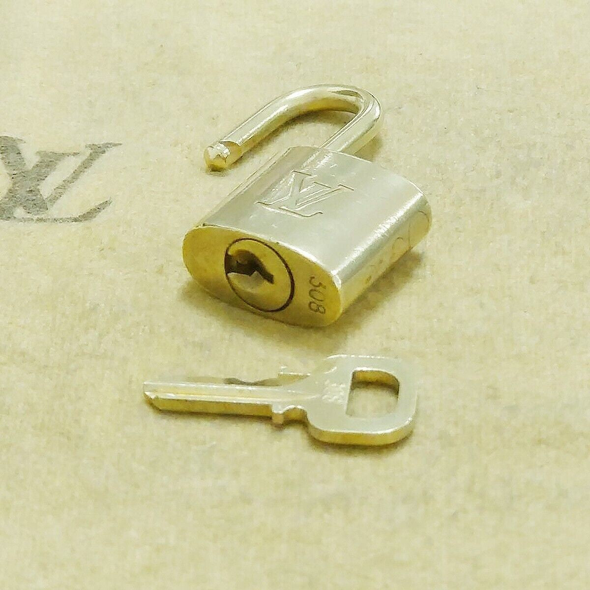 LOUIS VUITTON LV 10 SET PADLOCK KEY BAG CHARM CADENA GOLD PLATED FRANCE 31HA100