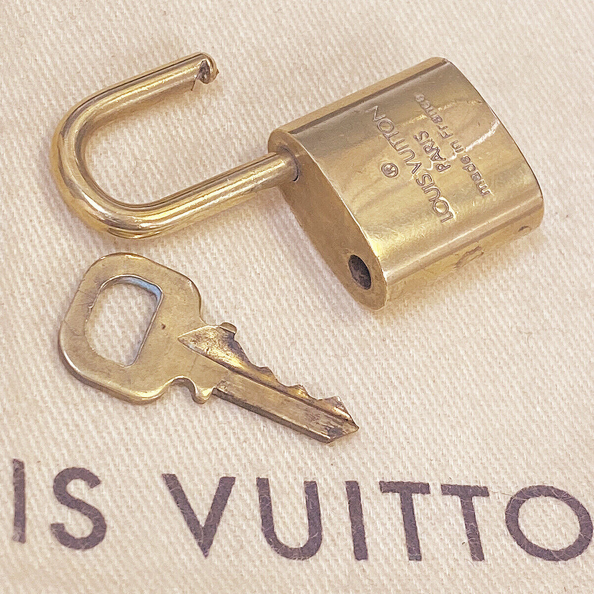 AUTHENTIC LOUIS VUITTON LV 10 SET PADLOCK KEY CHARM CADENA GOLD FRANCE 03BS968