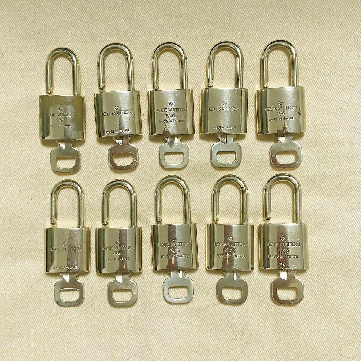LOUIS VUITTON LV 10 SET PADLOCK KEY BAG CHARM CADENA GOLD PLATED FRANCE 37PDA040