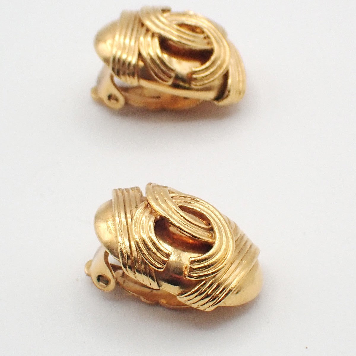 CHANEL CC Logo Button Earring 94A Clip-On Gold-Plated France Vintage 80RL937