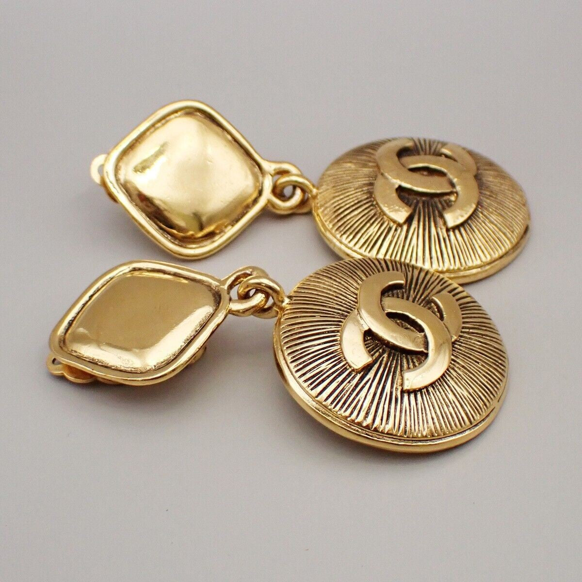 CHANEL CC Logo Round Drop Earrings Clip-On GHW France Vintage 75RK809