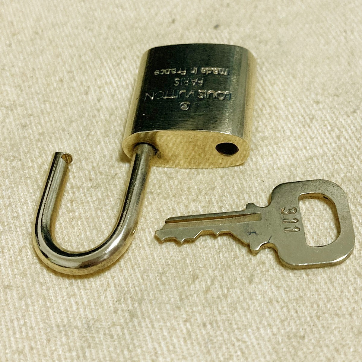 LOUIS VUITTON LV 10 SET PADLOCK KEY CHARM CADENA GOLD-PLATED FRANCE 62PDA204