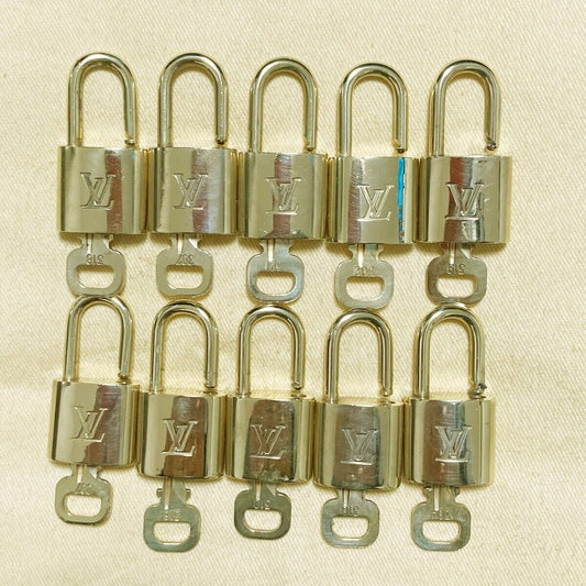 AUTHENTIC LOUIS VUITTON LV 10 SET PADLOCK KEY CHARM CADENA GOLD FRANCE 64PDA137