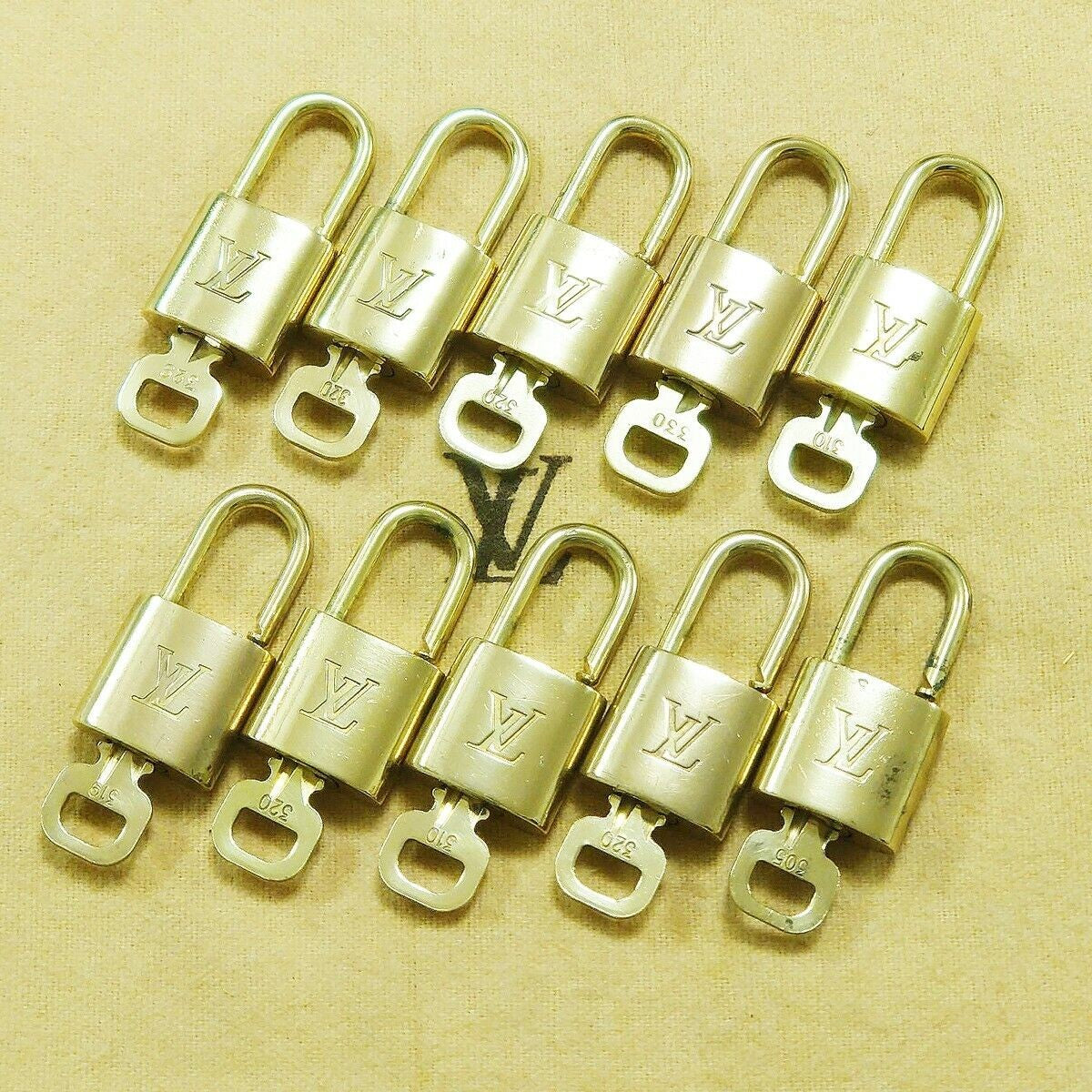 LOUIS VUITTON LV 10 SET PADLOCK KEY BAG CHARM CADENA GOLD PLATED FRANCE 33HA078