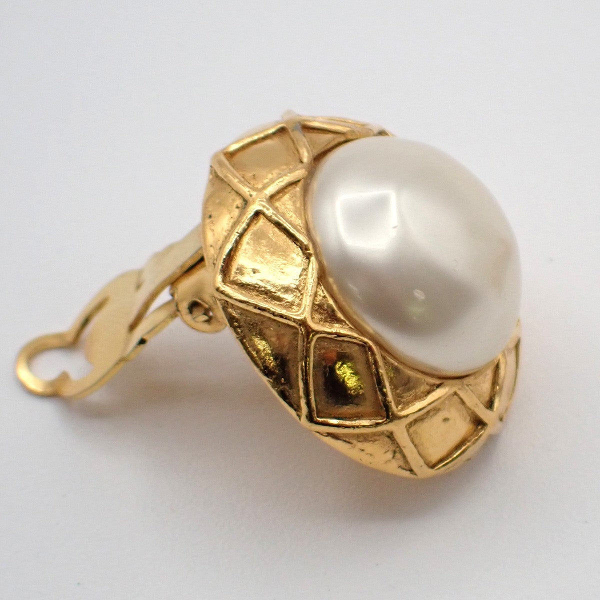 CHANEL Matelasse Round Imitation Pearl Button Earrings Clip-On GHW 62RL660