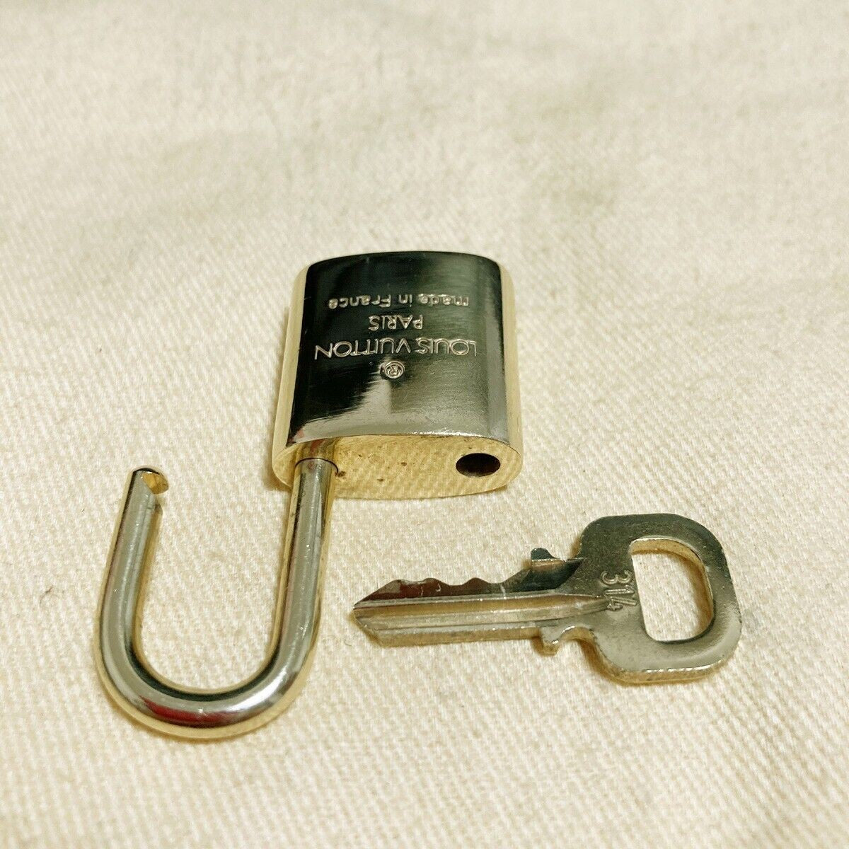 LOUIS VUITTON LV 10 SET PADLOCK KEY BAG CHARM CADENA GOLD PLATED FRANCE 39PDA072