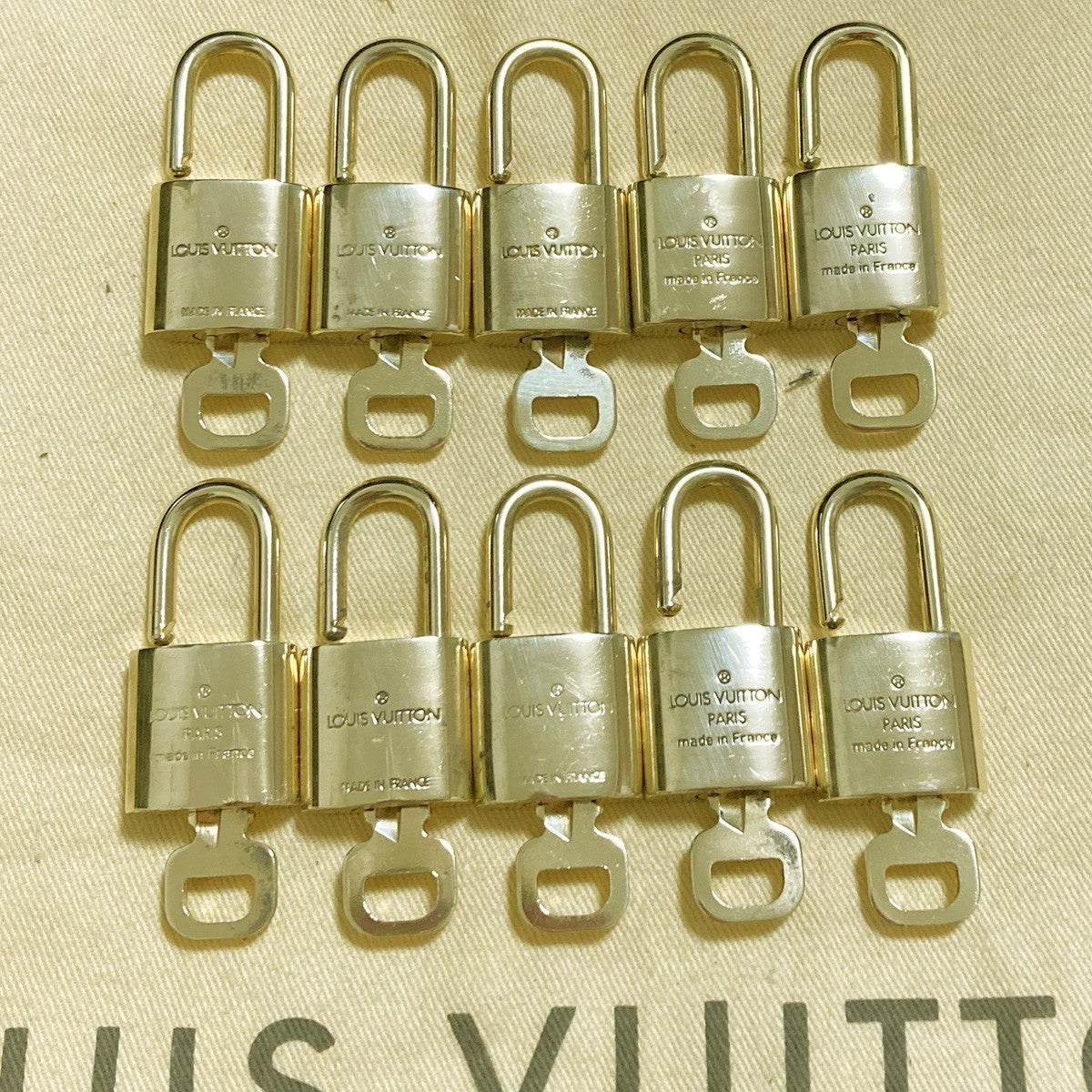 LOUIS VUITTON LV 10 SET PADLOCK KEY CHARM CADENA GOLD-PLATED FRANCE 37PDA305