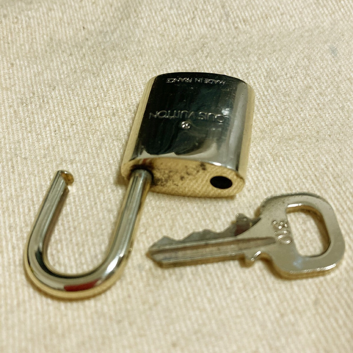 LOUIS VUITTON LV 10 SET PADLOCK KEY CHARM CADENA GOLD-PLATED FRANCE 65PDA181
