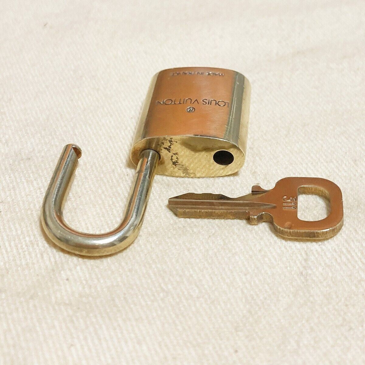 LOUIS VUITTON LV 10 SET PADLOCK KEY BAG CHARM CADENA GOLD PLATED FRANCE 37PDA029