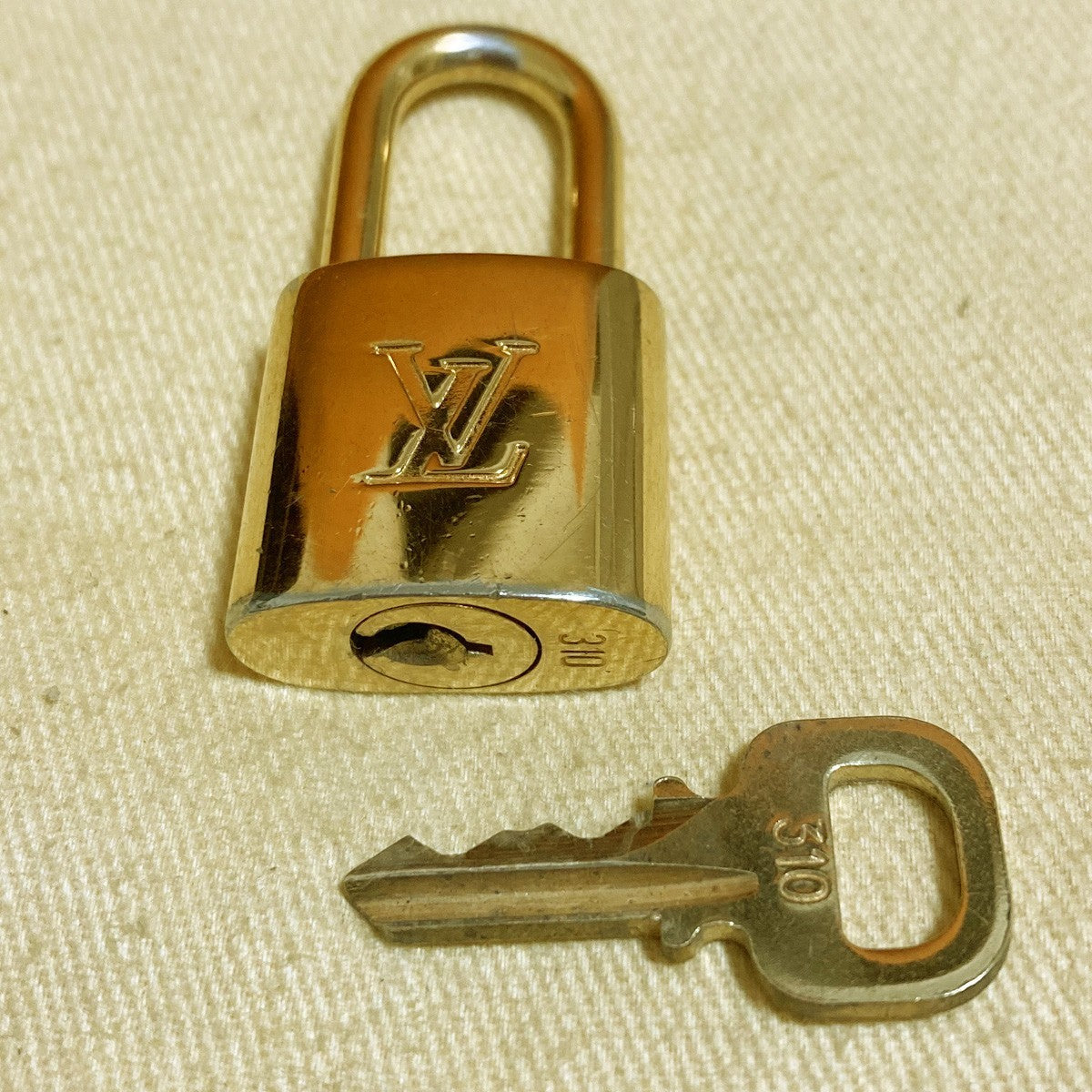 LOUIS VUITTON LV 10 SET PADLOCK KEY CHARM CADENA GOLD-PLATED FRANCE 33PDA255