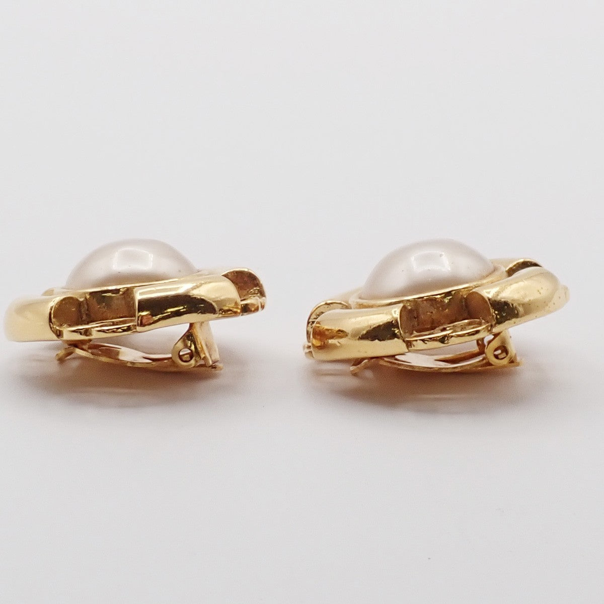 CHANEL CC Imitation Pearl Round Button Earrings Clip-On 93A GHW Vintage 30RF855