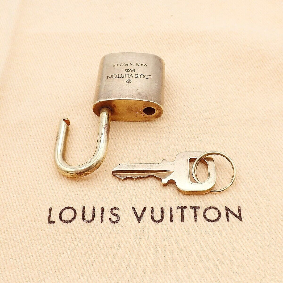 LOUIS VUITTON LV 10 Set Padlock cadena Key Bag Charm Gold Plated France 37YE759