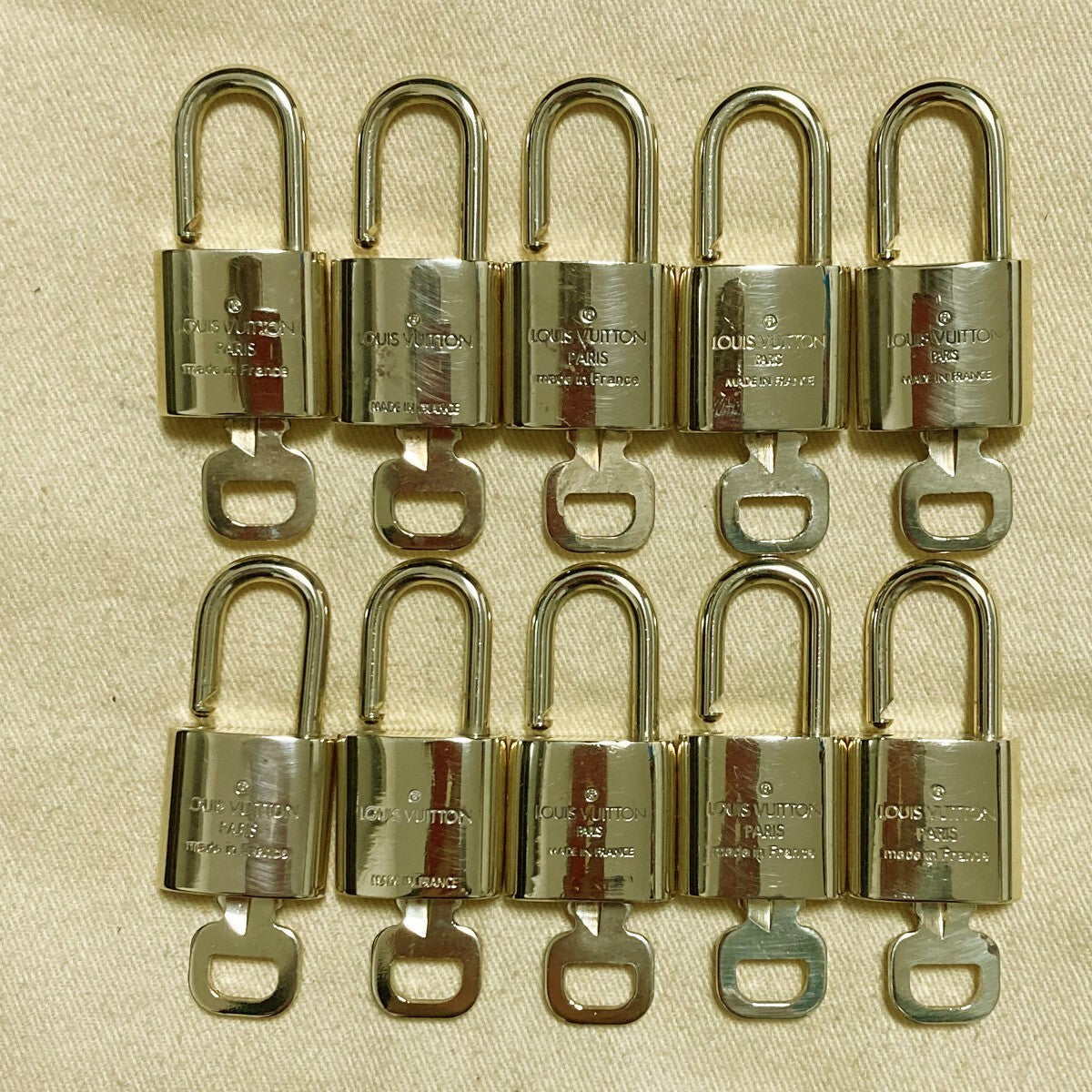 LOUIS VUITTON LV 10 SET PADLOCK KEY CHARM CADENA GOLD-PLATED FRANCE 39PDA166