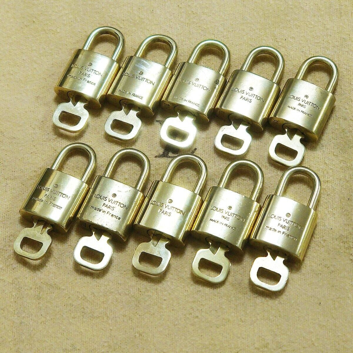 LOUIS VUITTON LV 10 SET PADLOCK KEY BAG CHARM CADENA GOLD PLATED FRANCE 38HA149