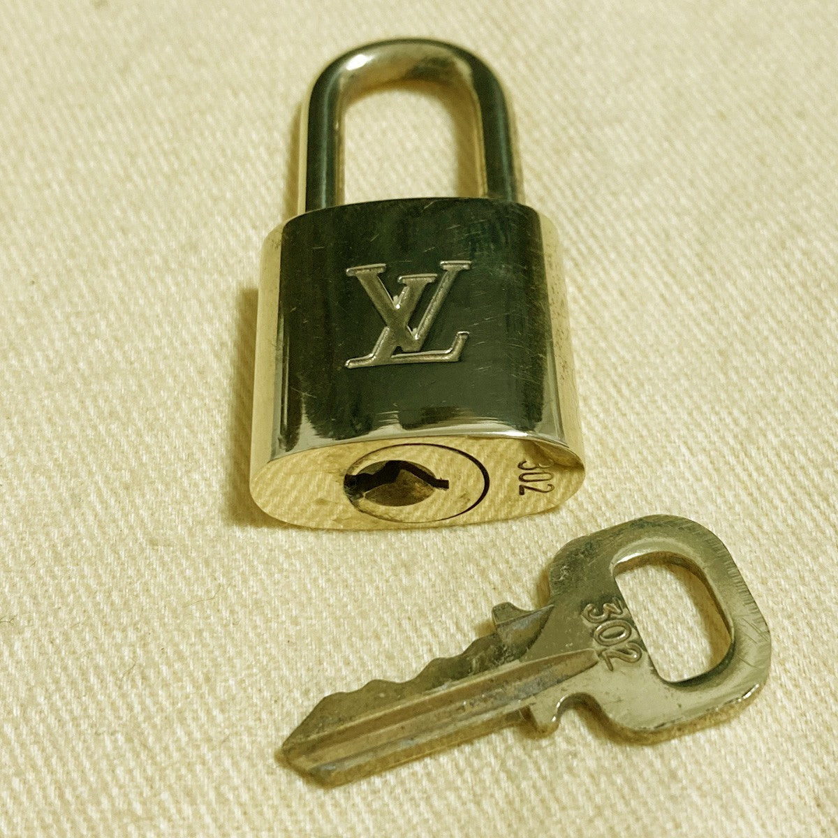 LOUIS VUITTON LV 10 SET PADLOCK KEY CHARM CADENA GOLD-PLATED FRANCE 31PDA301