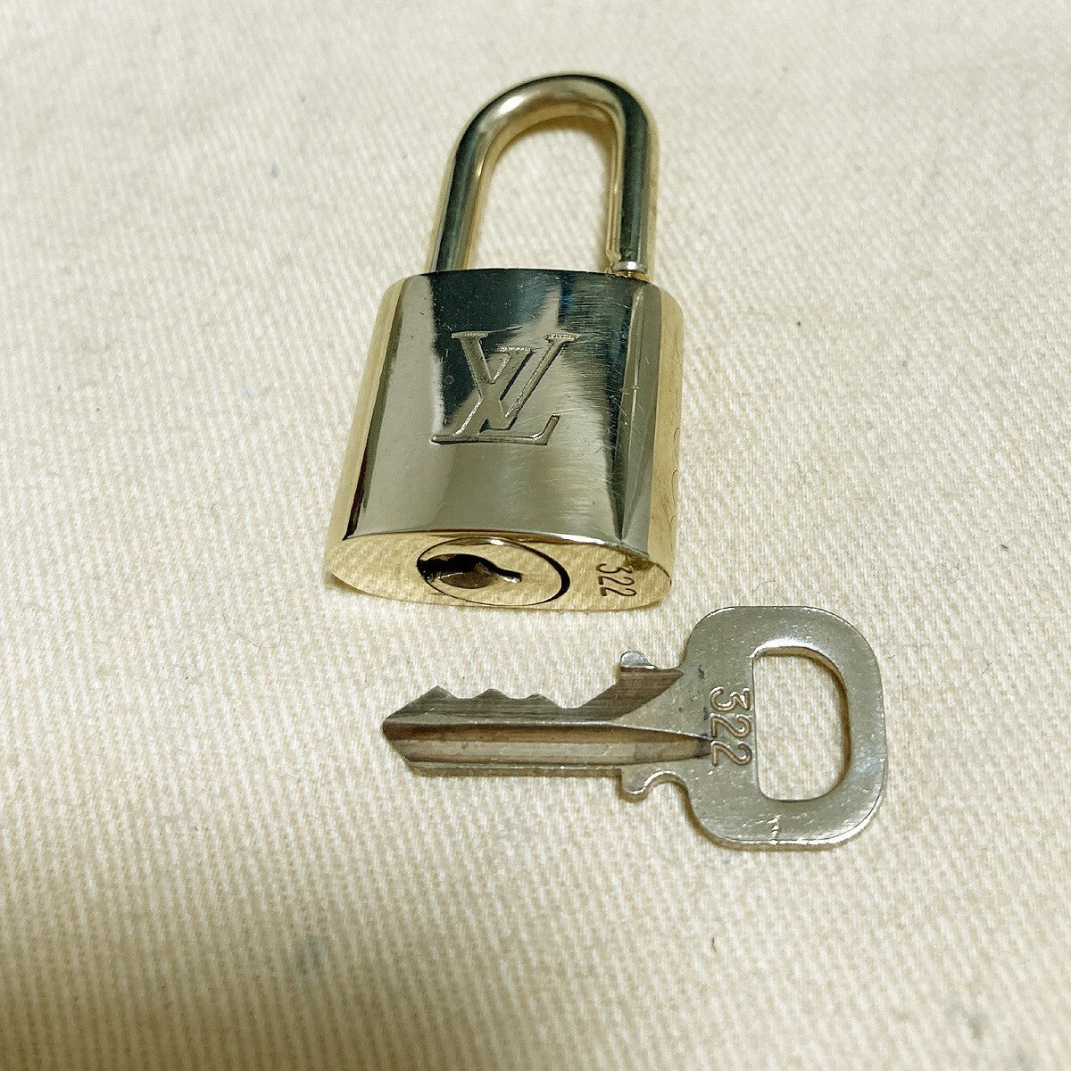 LOUIS VUITTON LV 10 SET PADLOCK KEY BAG CHARM CADENA GOLD PLATED FRANCE 37PDA028