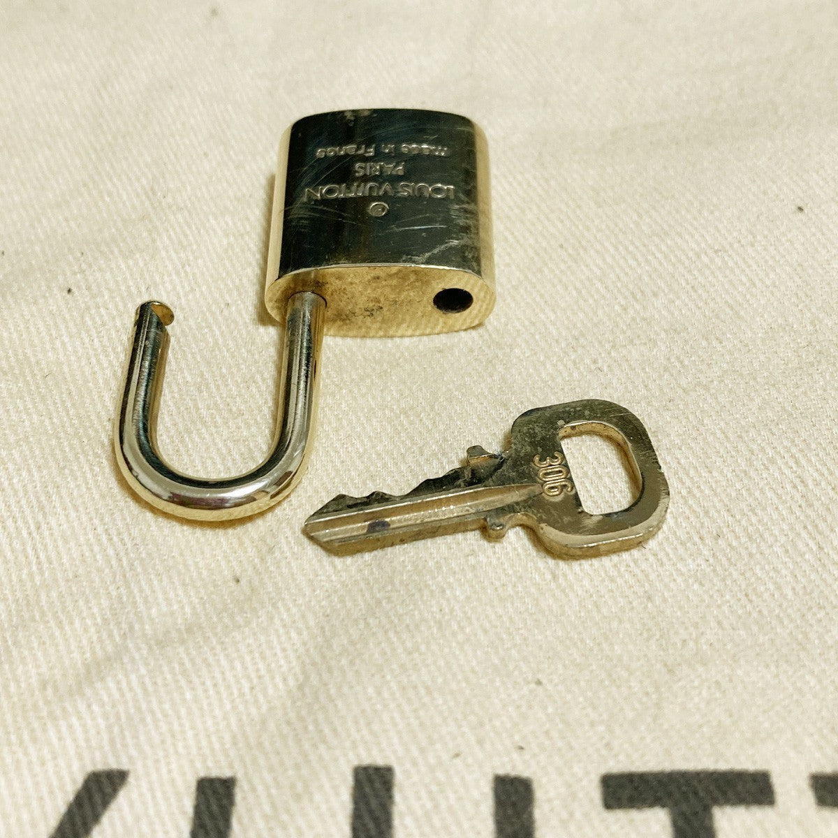 LOUIS VUITTON LV 10 SET PADLOCK KEY CHARM CADENA GOLD-PLATED FRANCE 37PDA261