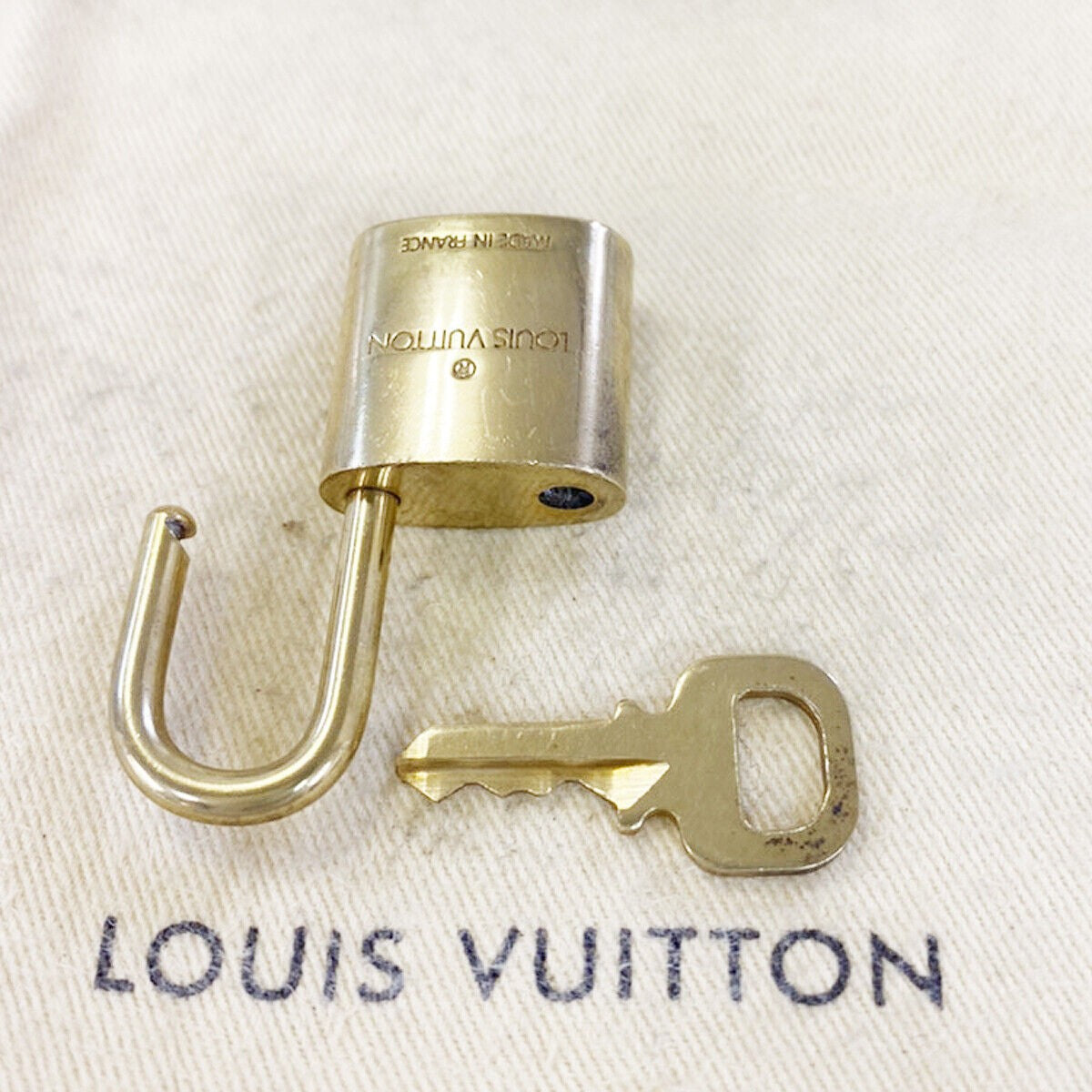 LOUIS VUITTON LV 10 SET PADLOCK CADENA KEY BAG CHARM GOLD PLATED FRANCE 35MS881