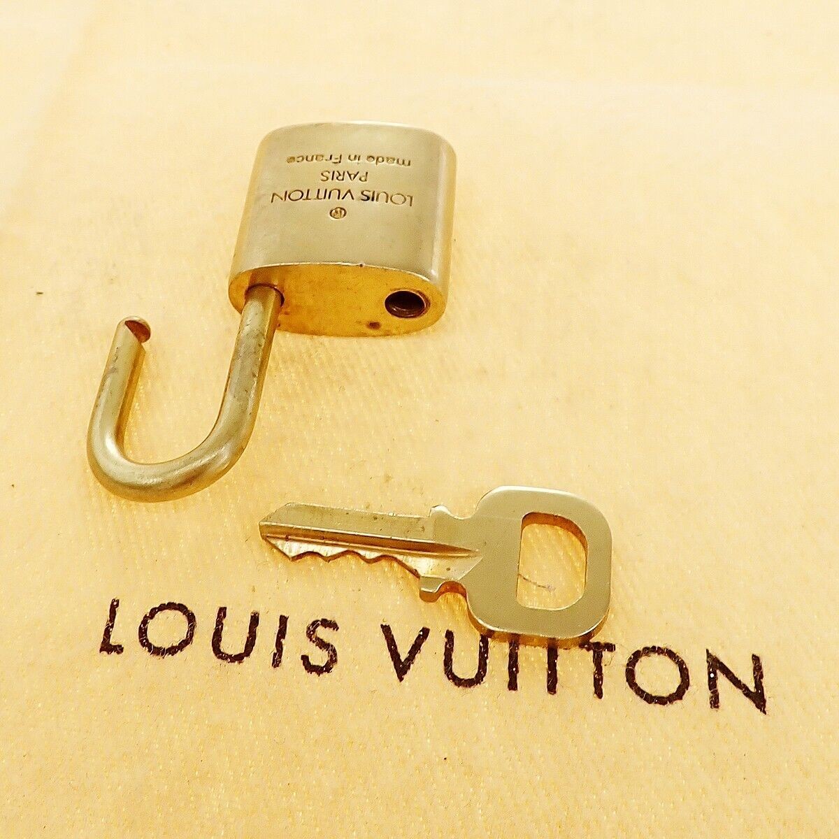 LOUIS VUITTON LV 10 SET PADLOCK KEY BAG CHARM CADENA GOLD PLATED FRANCE 39YE930