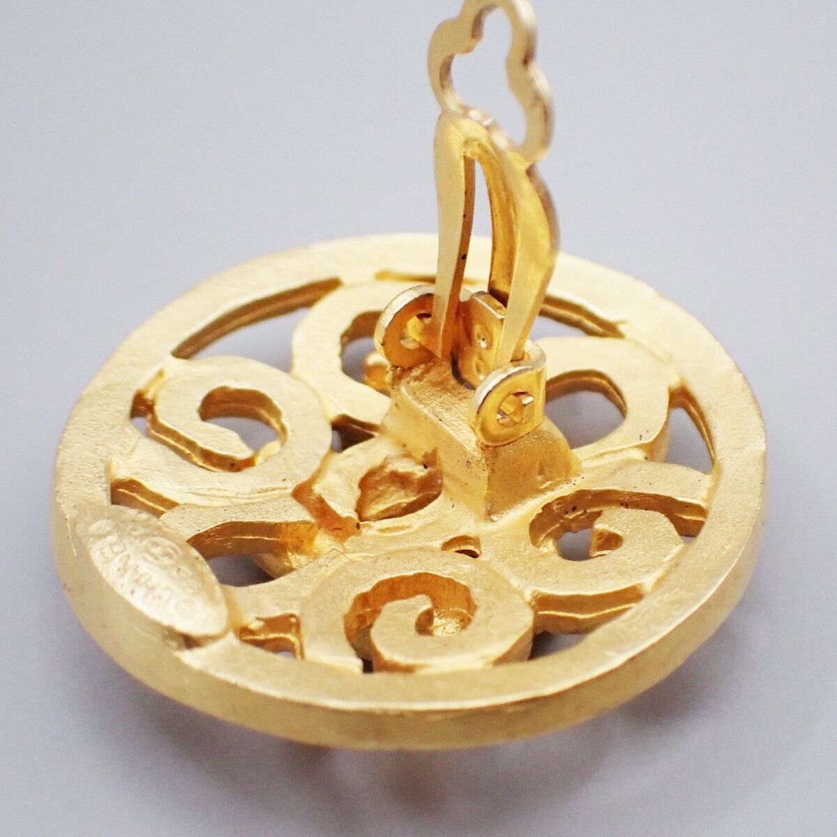 CHANEL CC Logo Round Earrings 95P Clip-On Gold GHW France Vintage 83RK700