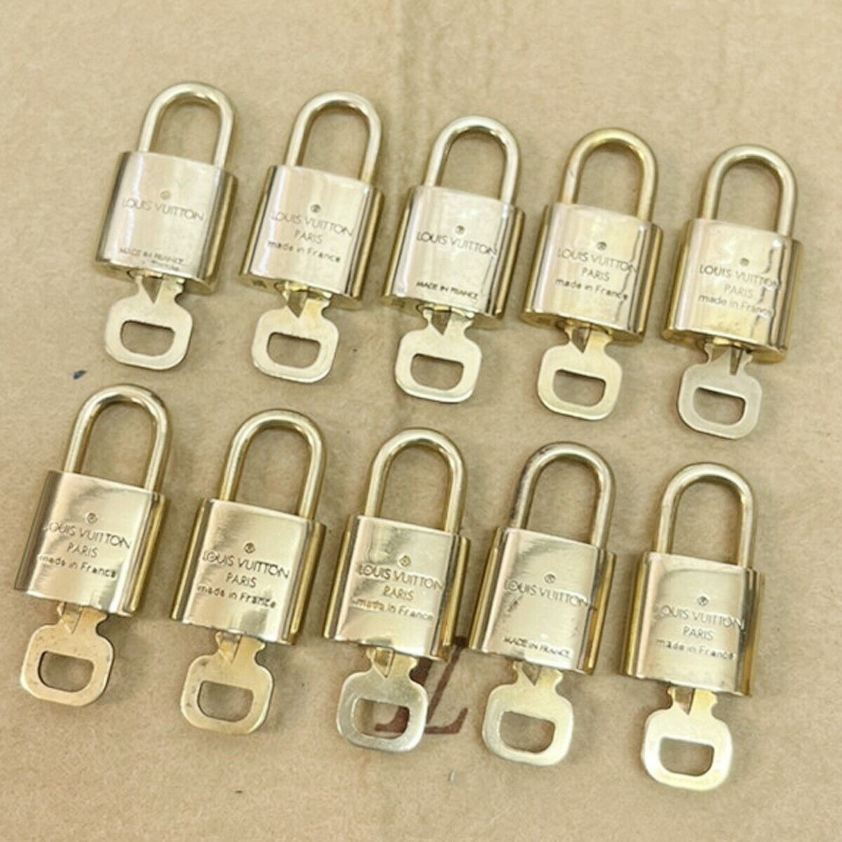 LOUIS VUITTON LV 10 SET PADLOCK KEY BAG CHARM CADENA GOLD PLATED FRANCE 35JF611