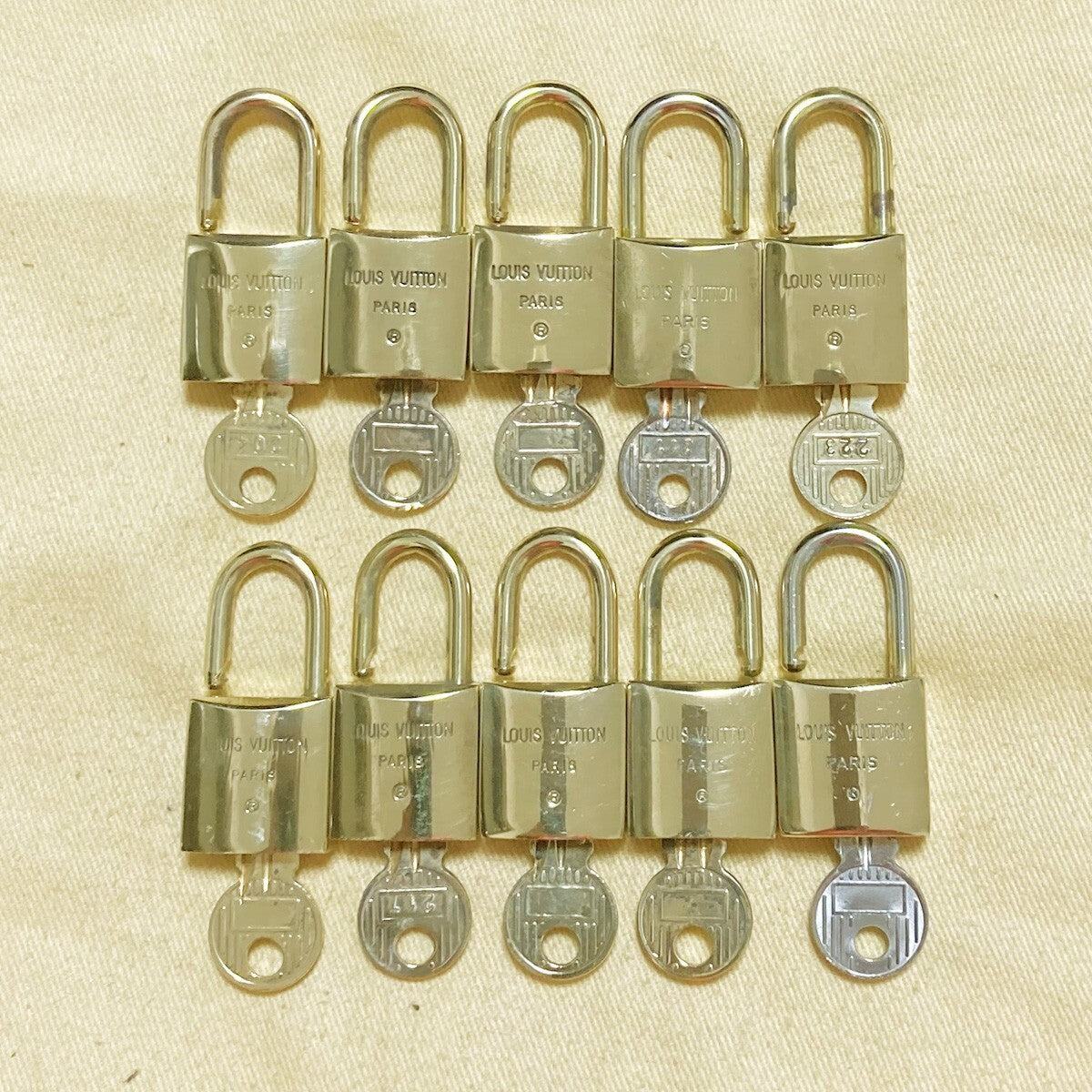 LOUIS VUITTON LV 10 SET PADLOCK KEY CHARM CADENA GOLD-PLATED FRANCE 60PDA228